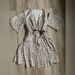 Tan and white dress size M, brand new never worn!